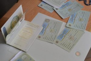 توقيف عصابة الثماني، وحجز بطائق للإقامة بدول أجنبية، وتأشيرات مزورة، و جوازات سفر لأشخاص مرشحين للهجرة غير المشروعة، و معدات خطيرة لدى الموقوفين.