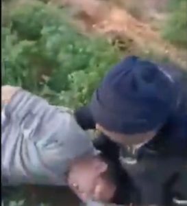 بالفيديو: شاهد لحظة دهس قائد بسيارة ونقله في حالةٍ خطيرةٍ إلى المستعجلات