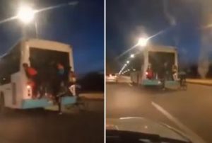 هكذا يخاطر التلاميذ بحياتهم بركوب الحافلات بطريقة خطيرة