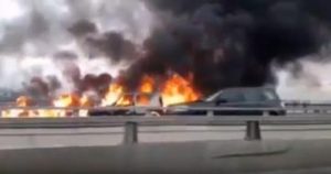 حريق مهول يحول سيارة إلى هيكل فوق قنطرة