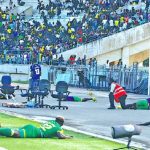جمهور حسنية أكادير يصب جام غضبه على المدرب و اللاعبين، و يرشقونهم بالحجارة و قنينات الماء بعد الهزيمة المذلة أمام واد زم.