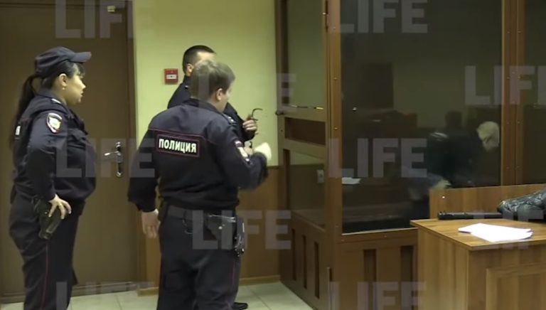 فيديو…مجرم يحاول الهروب من قاعة المحاكمة