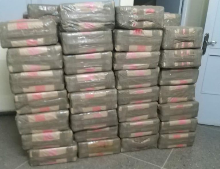 +فيديو وصور..مصالح الأمن بأكادير تكشف عن تفاصيل إحباط عملية إغراق المدينة بأطنان مختلفة من المخدرات في ندوة صحفية.