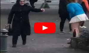 بالفيديو: مثلي حاول نزع حجاب إمرأة فكان الرد قاسيا وغير متوقع.