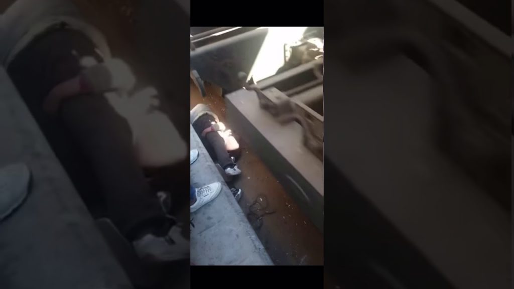 أب يلقي بنفسه تحت عجلات قطار لإنقاذ ابنته
