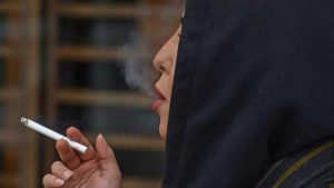 سعوديات يمارسن “حريتهن” بالتدخين علنا 1 Sa3udia