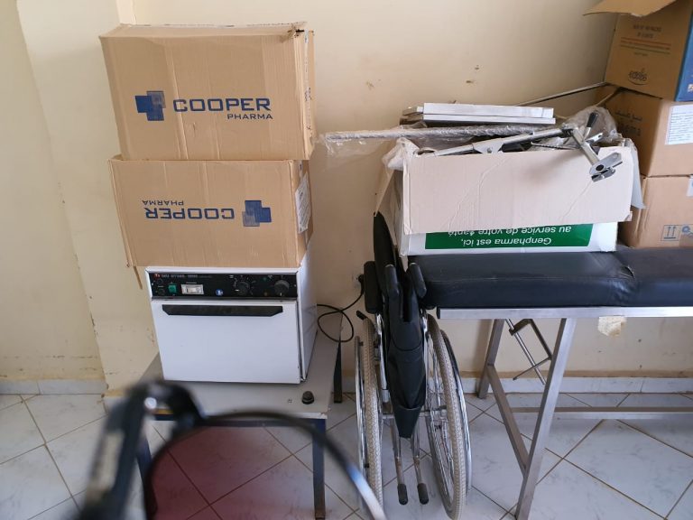 وزير رافق الملك في زيارته لأكادير يصب جام غضبه على مسؤولين بارزين، ويكشف بأم عينيه تردي خدمات مؤسسته في حالة من الغضب الشديد.