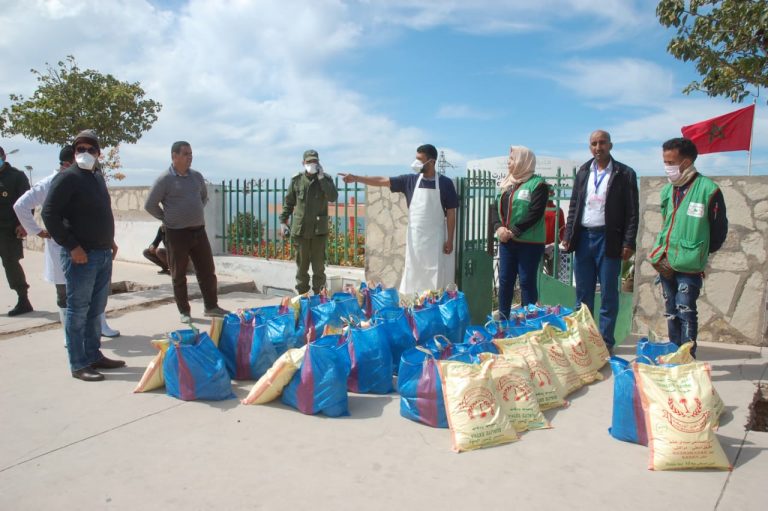 جزارو أكادير يؤازرون عددا من الأسر المعوزة في عز أزمة كورونا المستجد (+صور)