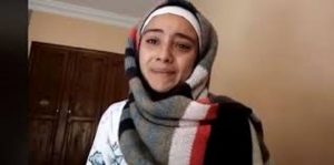 الفتاة اليتيمة الأبوين التي اشتكت من حرمانها وشقيقتها من معاش والدتهما تتلقى خبرا سارا