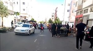بالفيديو: خرق سافر لإجراءات مواجهة فيروس كورونا بأكادير، ومواطنون يدقون ناقوس الخطر. 9 خرق