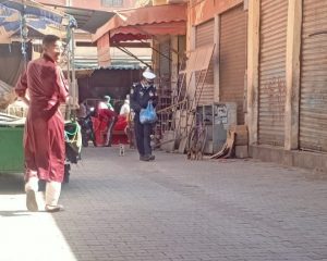 في زمن كورونا: شرطي ضواحي أكادير يخلق الحدث بعمل نبيل أثار إعجاب المواطنين.(+صورة) 12 32d17c6f 62cc 40eb 8201 afd37f598c83