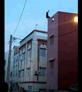 فيديو لشاب يلقي بنفسه من فوق عمارة سكنية يهز المغاربة في عز الحجر الصحي 11 92157606 227254971829389 8063325185798832128 n