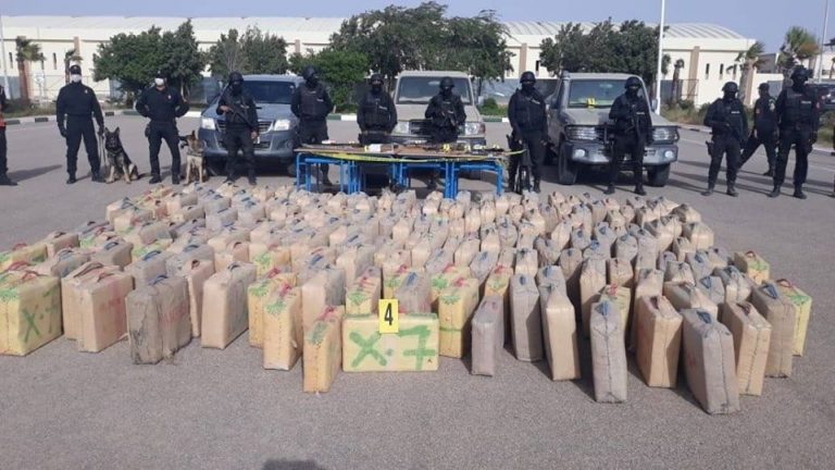 وضع حد لنشاط شبكة إجرامية ضمنها أجانب، وبحوزتها أطنان من المخدرات وأسلحة خطيرة. (+صور)