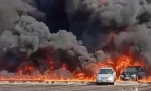 بالفيديو: نيران كثيفة تلتهم موقفا للسيارات بمصر بعد انفجار أنبوب من البترول، والحادث يخلف إصابات و تفحم سيارات. 5 a 31
