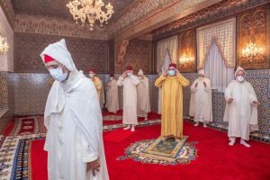 الملك يؤدي صلاة العيد بدون خطبة احتراما لتدابير كورونا، و ينحر أضحية العيد بمقر إقامته. 11 a 65
