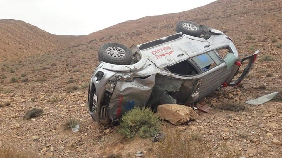 بالصورة : فاجعة جديدة بتارودانت بعد انقلاب سيارة إسعاف تحمل سيدة حامل
