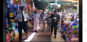 حملات تحسيسية واسعة بسوق الأحد بأكادير،و لجنة اليقظة الولائية تعتمد مقاربة صارمة لمواجهة الوباء. 6 أكادير