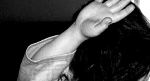 تفجير فضيحة وسط حديقة عمومية، بطلها شخص تخفى في جلباب رجل تعليم.