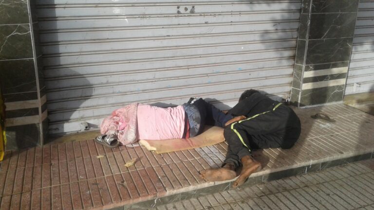 أكادير : المشردون منبع خصب للإجرام.. فراشهم الأرض، وغطائهم السماء، والسلطات خارج التغطية..