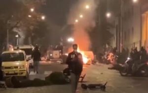 المتظاهرون يخرجون إلى الشارع في إيطاليا ضدا على إجراءات مواجهة فيروس كورونا، و الشرطة تطلق النار. (فيديو)