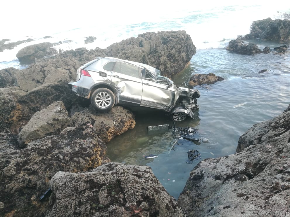 سقوط سيارة وسط البحر 3