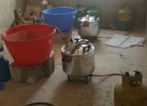 تزنيت : تقطير الماحيا و ترويج الممنوعات يقود إلى اعتقال “كراب”، و التحقيق معه يكشف عن مفاجٱت أخرى.