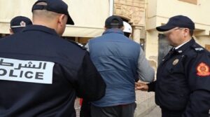 عاااجل .. توقيف شرطي متقاعد و شخصين في قضية اختطاف و احتجاز مواطن من جنسية عربية 6 شرطي