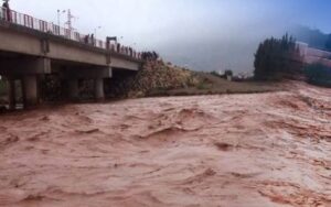 أيت ملول : السيول الجارفة تحاصر ثمانية رعاة وأغنامهم قرب واد سوس، وحالة استنفار لإنقاد المحاصرين. 3 السيول الجارفة