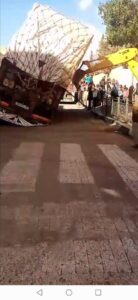 بالصور : سقوط شاحنة في حفرة بأحد شوارع أولاد تايمة يفضح هشاشة البنية التحتية