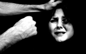 نشوب شجار بين رجل كان في حالة هستيرية وزوجته، ينتهي بوفاة أم الأخيرة بطعنة غادرة.