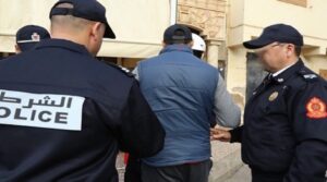 توقيف شرطي متقاعد و شخصين