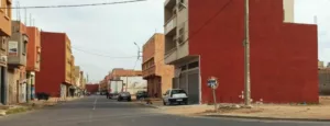 أيت ملول: الإتلاف المتكرر لعلامة “منع مرور الشاحنات” بشارع حيوي يغضب المواطنين
