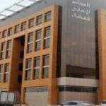 تلاميذ غاضبون وأولياء أمور يحاصرون أستاذا داخل مدرسة ابتدائية بسبب التحرش