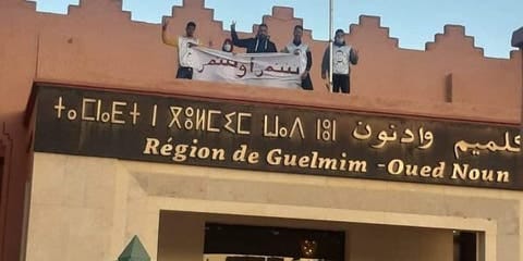 محتجون فوق سطح مقر جهة كلميم واد نون للتنديد بالبطالة.