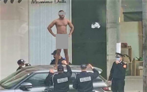 الشخص العاري الذي ظهر على سطح سيارة بالبيضاء