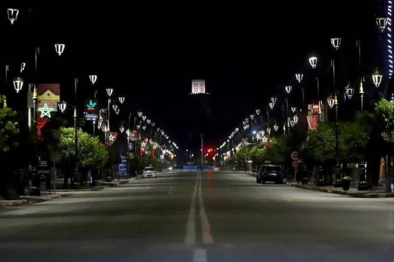 مخاوف استمرار الإغلاق الليلي في العيد تتبادر إلى أذهان المغاربة، والترقب يعم الجميع