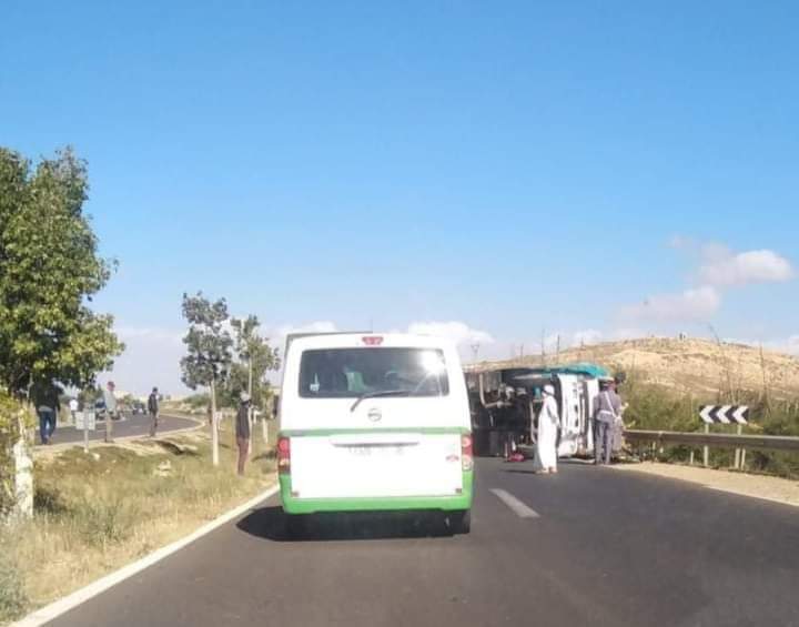 بالصور : تواصل النزيف بطرقات أكادير بعد إنقلاب شاحنة بشكل هوليودي