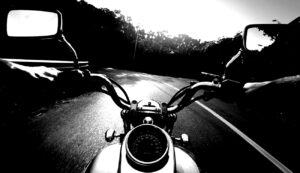 شاب متهور ينهي حياة يافع بدراجة مجنونة ضواحي أكادير، ويلوذ بالفرار إلى وجهة مجهولة.