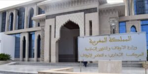 مبنى لوزارة الأوقاف بطنجة يتعرض للرشق بالحجارة من طرف مجهول