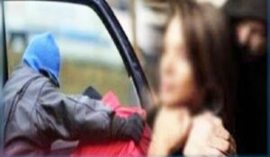 أستاذة تنجو من محاولة اختطاف بطريقة أفلام الأكشن.