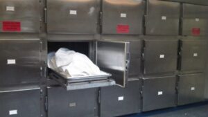 سيدة تقتل زوجها وأب أبنائها بمنديل، ثم تحاول التنصل من جريمتها.