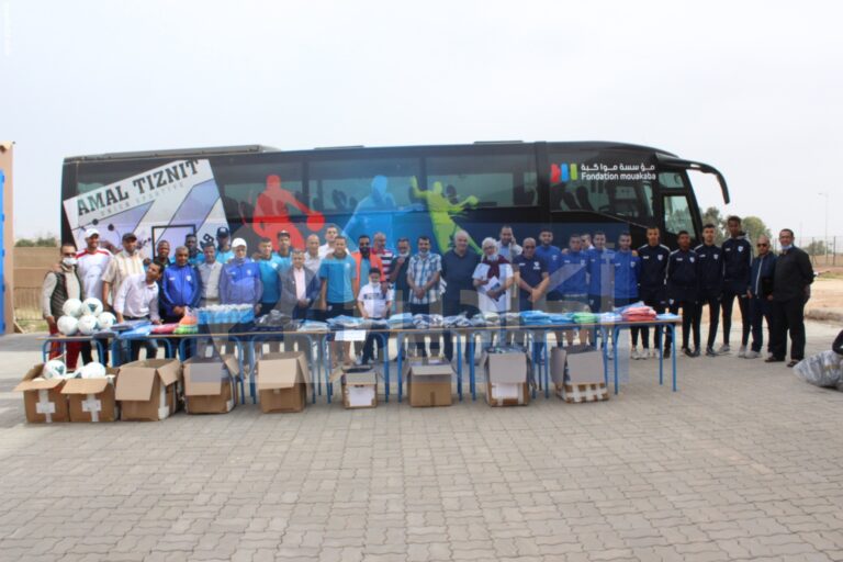 تزنيت ( +صور) : تقديم هبة من معدات وتجهيزات رياضية  لجمعيات نشيطة بالمدينة.