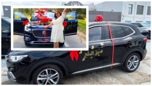 مواطن يكافئ زوجته و يمنحها سيارة فارهة بسبب تعبها خلال شهر رمضان الكريم. (+فيديو و صور).