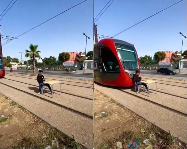 شاب متهور يشل حركة الترامواي لسبب تافه +”فيديو”
