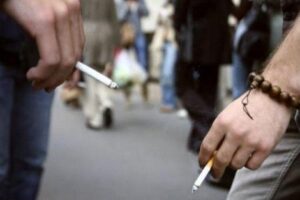 سفارة دولة أجنبية توصي رعاياها بعدم الأكل أو الشرب أو التدخين في الأماكن العمومية أو الشارع.