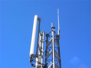 أكادير : مواطنون يعترضون على إقامة عمود خاص بشبكة للاتصالات، و يطالبون الجهات المعنية بالتدخل والانصاف.