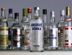 صناعة المشروبات الكحولية والترويج لها يطيح بعنصرين أحدهما “كراب”.