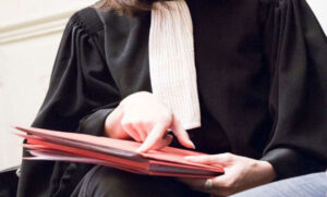 احتجاجات أمام المحاكم بسبب فرض جواز التلقيح على المحامين 6 محامية