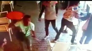 بالفيديو : جانحان مدججان بالسيوف يهاجمان مقهى وسط مدينة أولاد تايمة