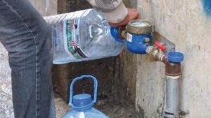 سوس ماسة :الانقطاعات المتكررة للماء الصالح للشرب بإحدى المدن تغضب الساكنة، وحقوقيون يستنكرون الموضوع.